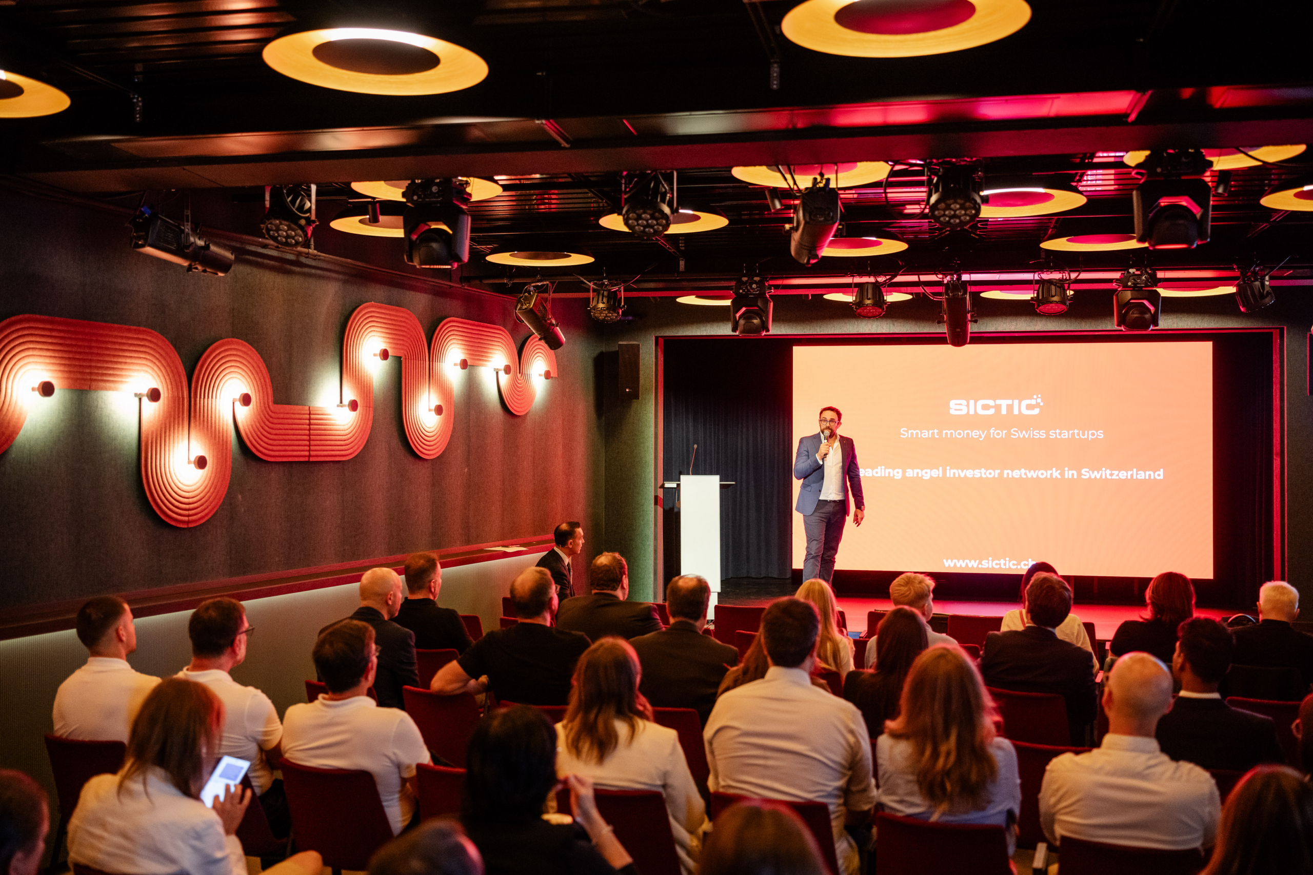 Tom Zrihen stellt in seiner Keynote das Schweizer Investoren-Netzwerk SICTIC vor.